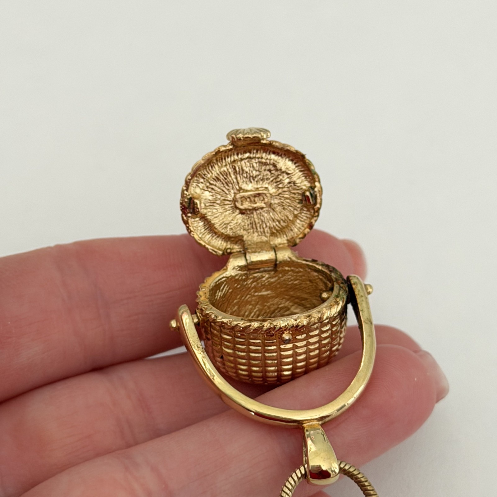 Vintage Gold Tone 3D Picnic Basket Locket Pendant (Opens) Chain Necklace 24″
