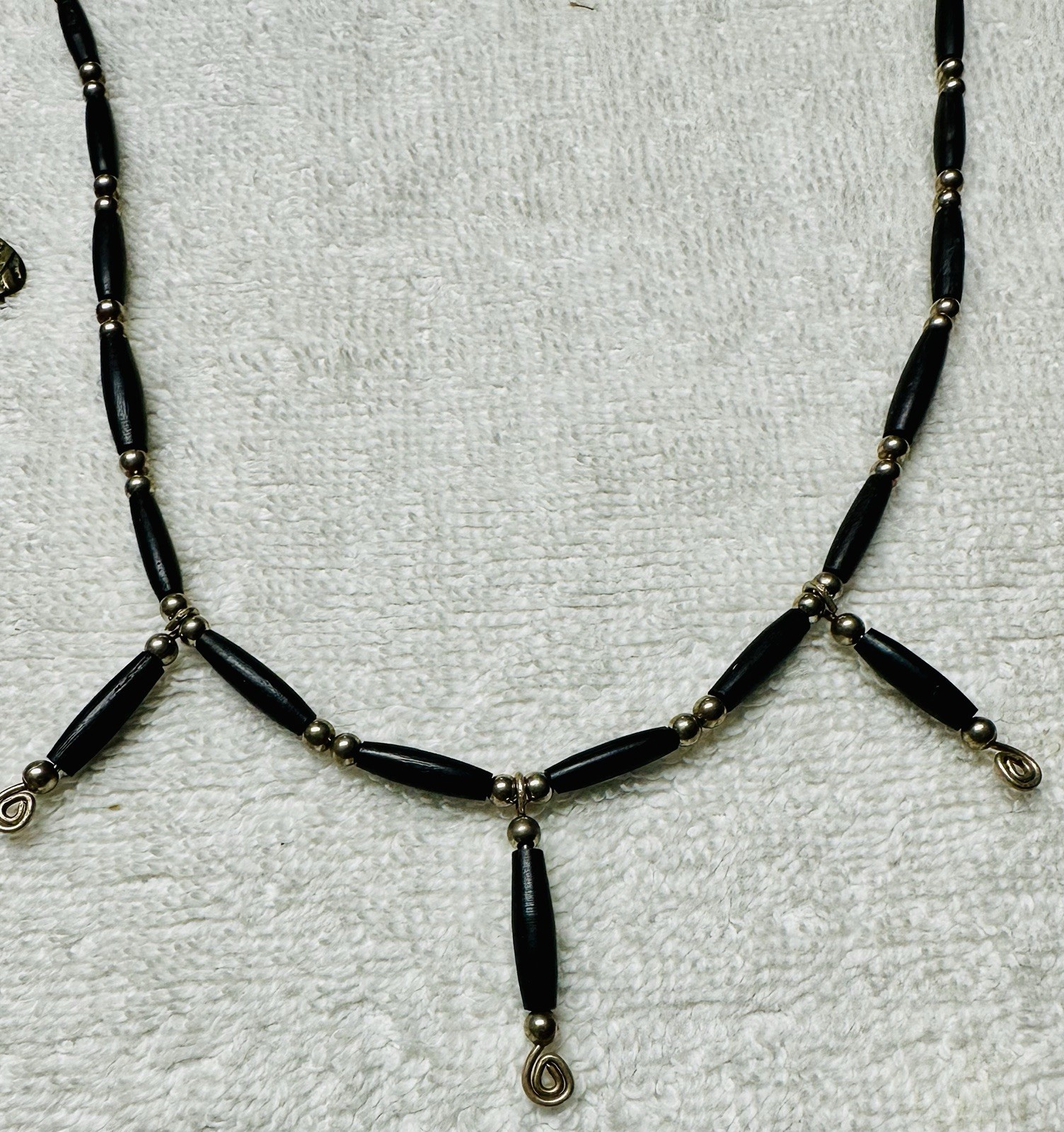 4 Collar Necklace Lot Green Black Red Gold Bead Dangles n0273