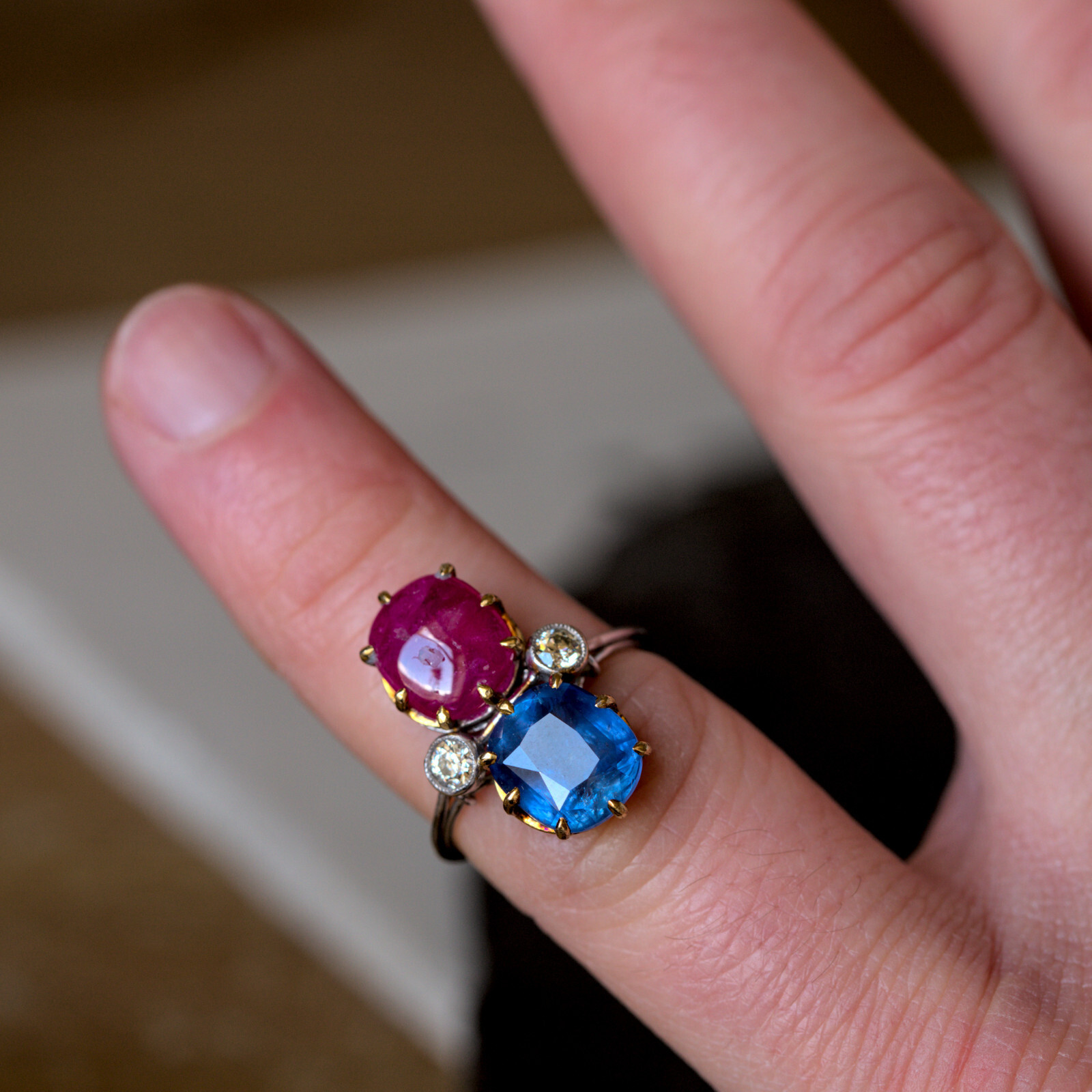 SPECTACULAR LARGE VINTAGE 18K GOLD CEYLON SAPPHIRE BURMESE RUBY DIAMOND RING