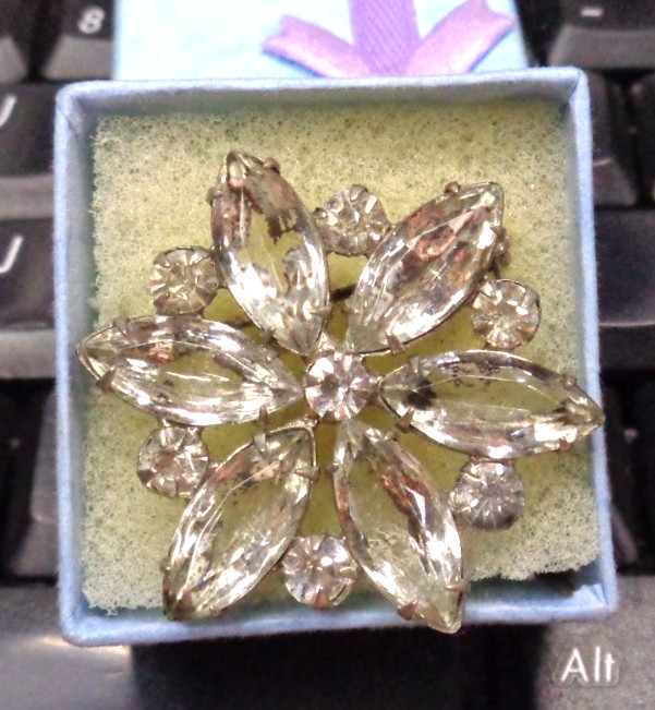 Vtg ESTATE Silvertone CLEAR Glass Prong Setting Rhinestone FLOWER Pin 1-3/8″ D