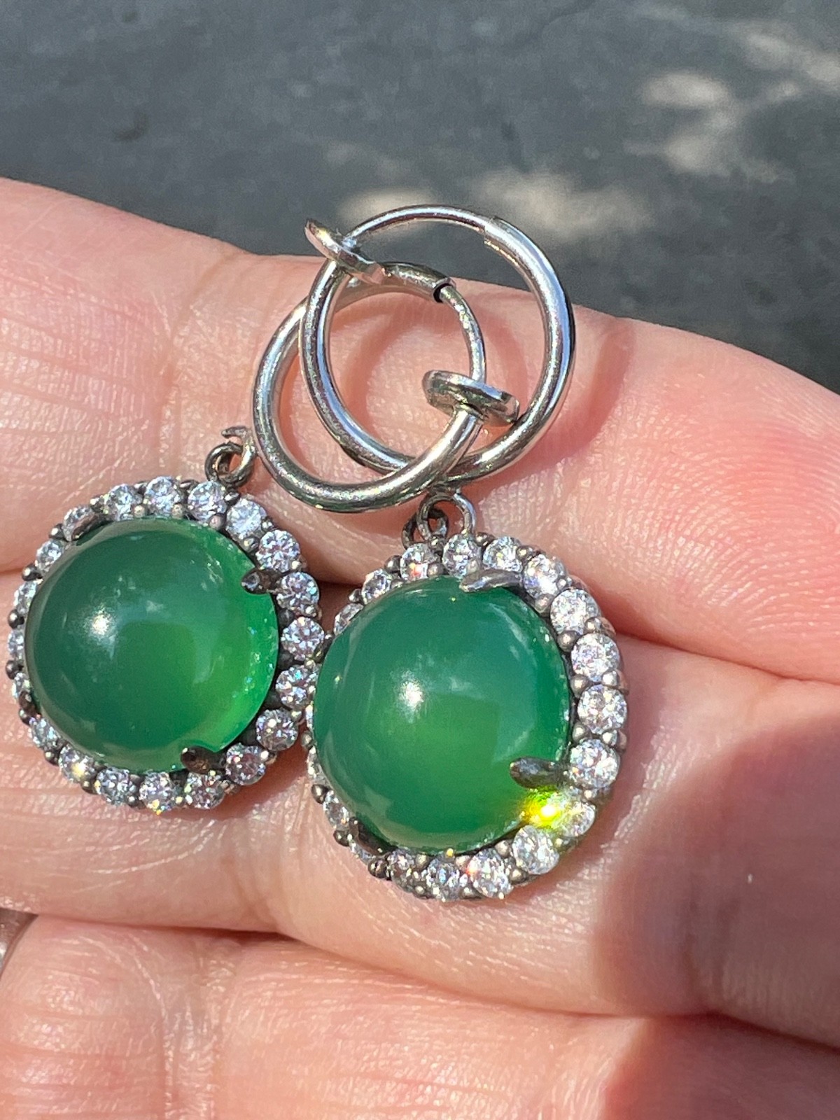 VINTAGE VIVID GREEN CABOCHON STONES DROP DANGLE SILVER TONE HOOP EARRINGS