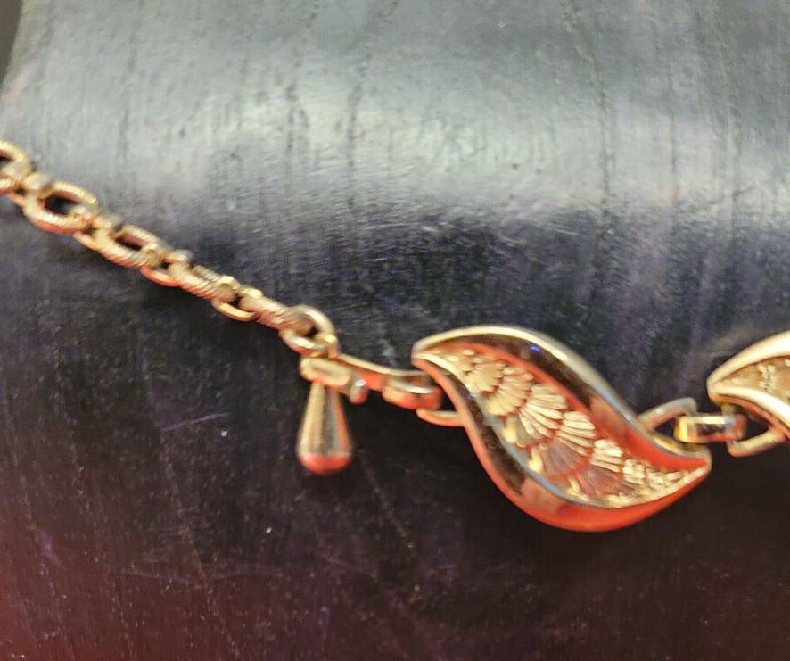 GOLD EYE SHAPE 16″ NECKLACE WITH SHELL INSERTS AND DANGLING CHAIN – HOOK CLASP