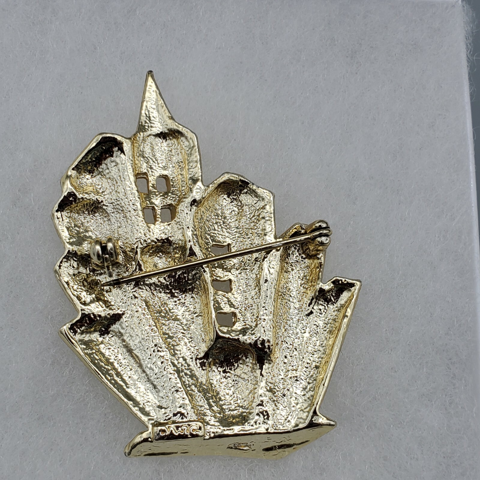 Vintage Gold tone Pin Brooch Skyscraper Cityscape City Tall Buildings cars 2.5″