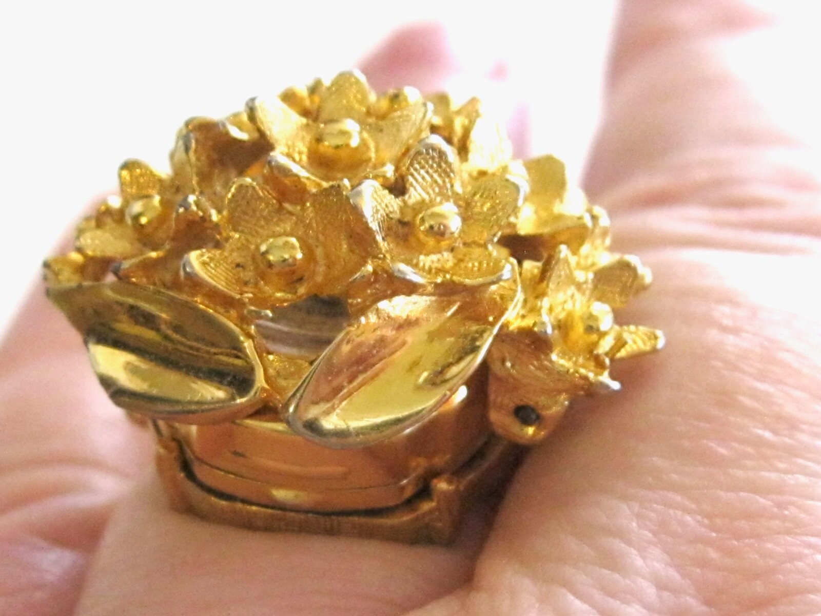 VINTAGE SAMBA MANUAL WIND WATCH RING W HINGED SPRING FORGET ME NOT FLORAL COVER
