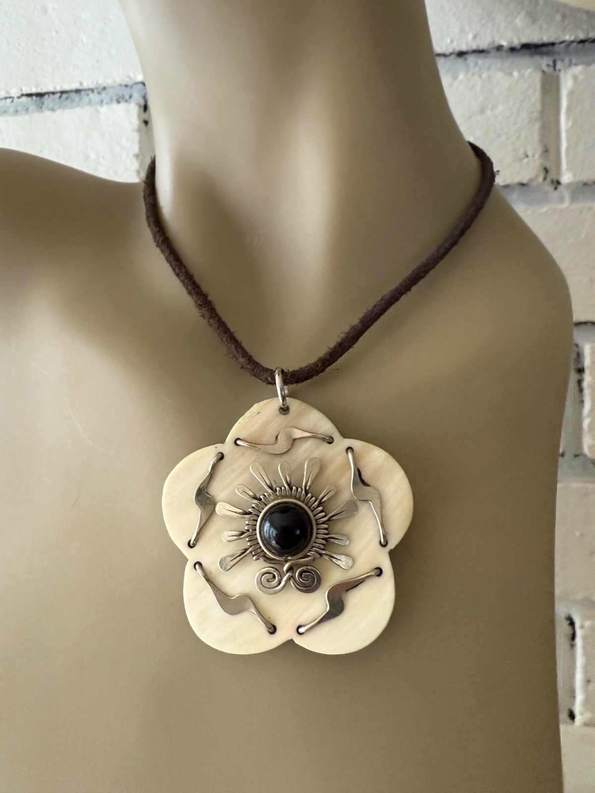 ESTATE BLACK ONYX OR GLASS FLOWER PENDANT SILVER TONE LEATHER CORD NECKLACE 14″