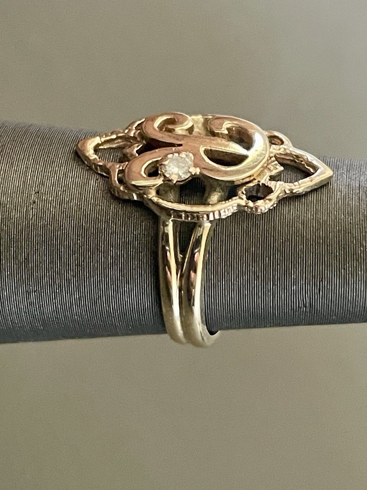 14KT Yellow Gold 0.05CTW Diamond “R” Initial Ring. Size 3.75 (BU157)