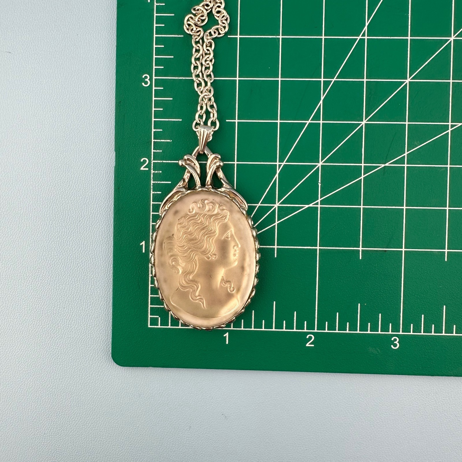 Vintage Frosted Opaque Glass Cameo Pendant Necklace Silver Tone Off White 28″