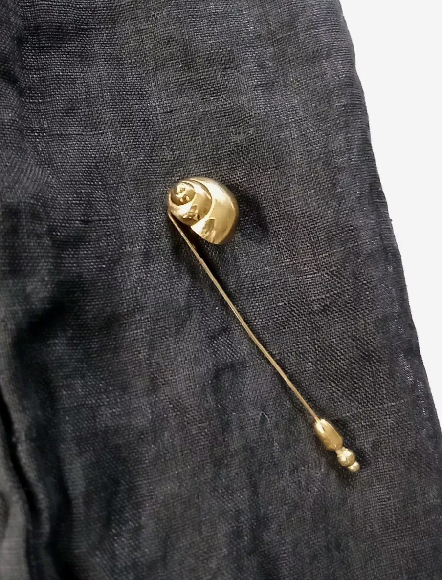 Vintage Crown Trifari Classic Figural Stick Pin, Sculptural Golden Sea Shell 3″