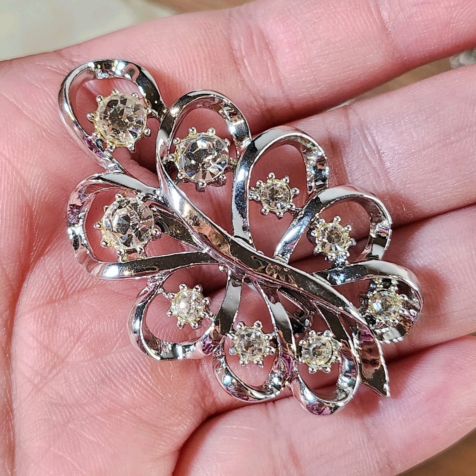 Vintage Elegant Leaf Brooch Pin Silver Tone Rhinestone Costume Jewelry