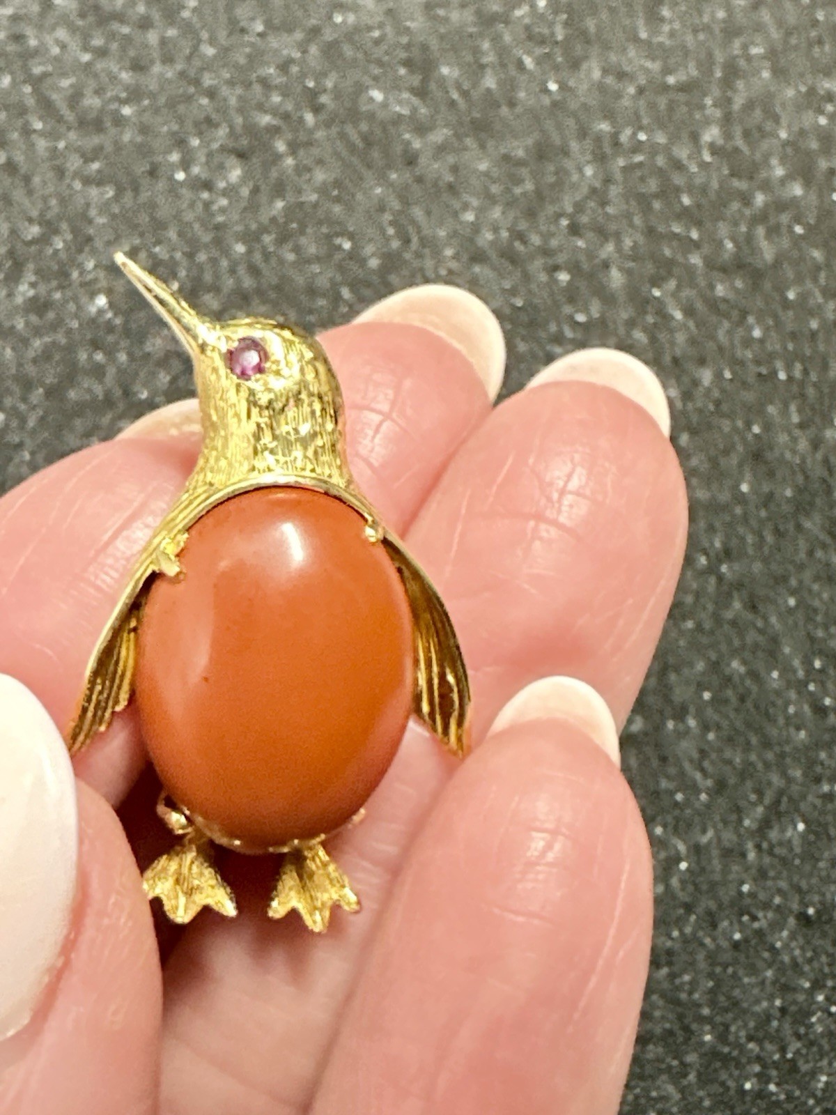 Vintage MERRIN 18K Yellow Gold Ruby Eye Penguin Brooch Pin Signed Orange Jasper