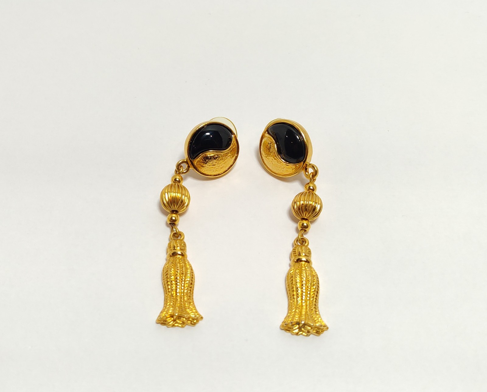 Elegant Vintage signed AVON Long Drop Dangle Gold Tone Earrings w/Black Enamel
