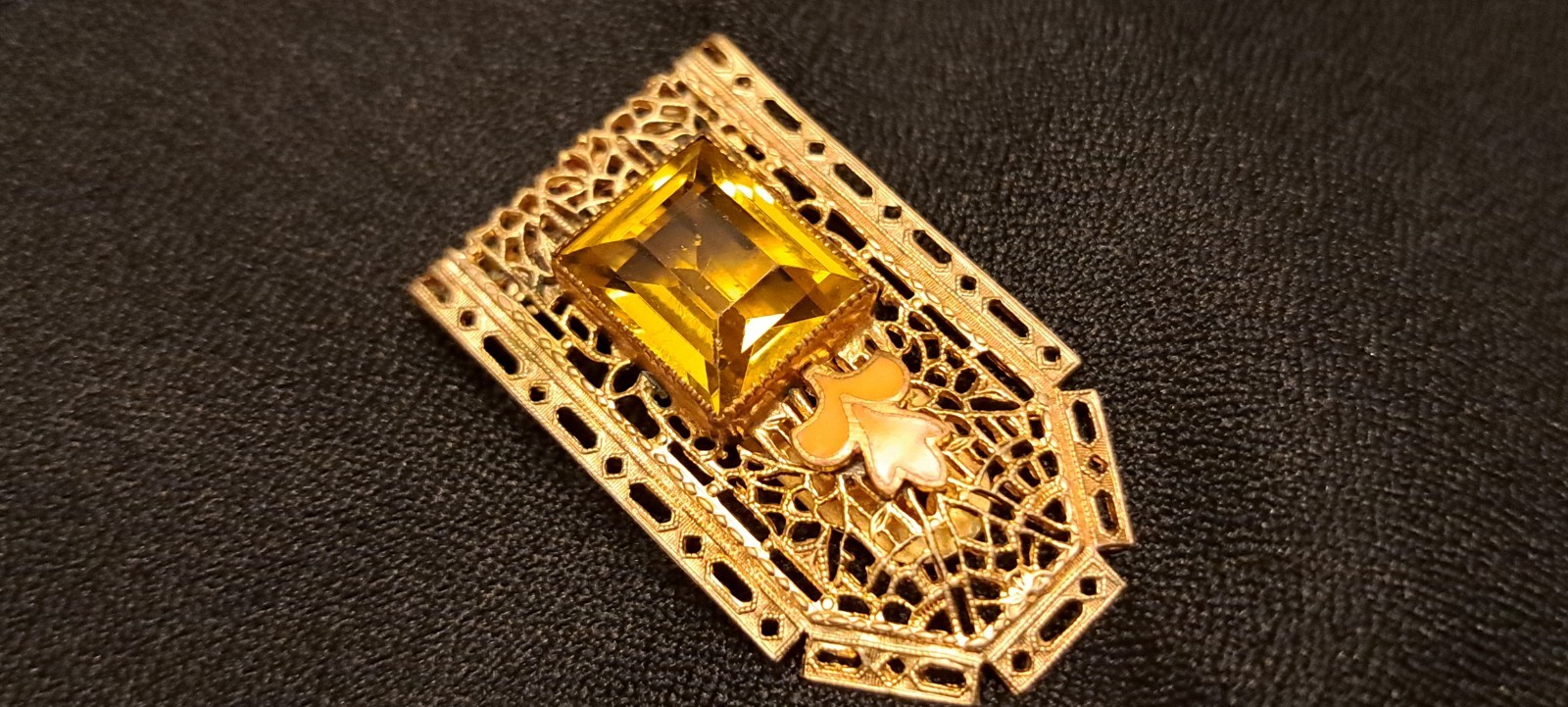 Art Deco Gold Filigree Honey Amber Glass & Enameled Fur Dress Coat Clip