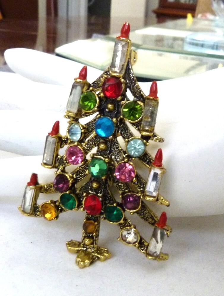 VINTAGE HOLLYCRAFT CRYSTAL RHINESTONE RED FLAME ENAMEL CANDLE CHRISTMAS TREE PIN