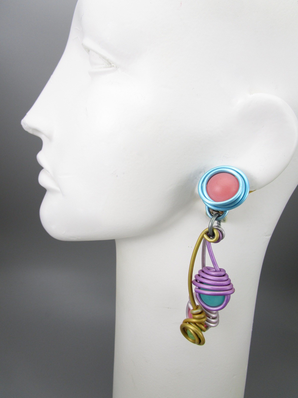 COLORFUL VINTAGE JILL FAGIN ANODIZED ALUMINUM RESIN BEAD 4″ EARRINGS