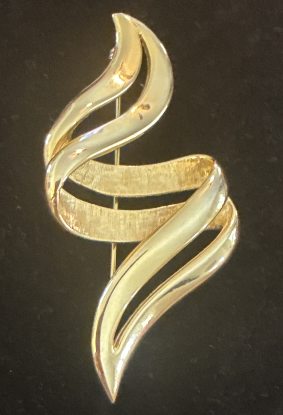 Vintage 1980’s Gold Tone Double Swirl Ribbon Brooch Pin 3” Statement Modernist