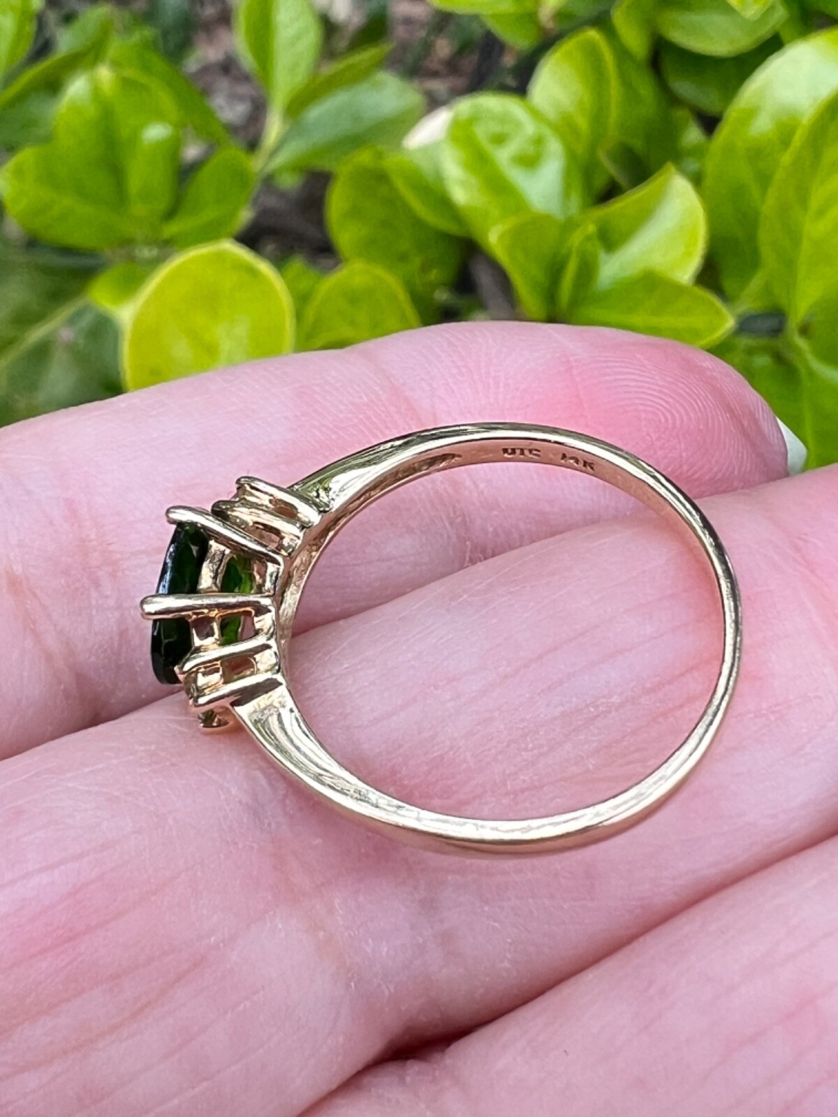 VINTAGE 14K GOLD OVAL EAST WEST SET DESIGN DIOPSIDE VIVID GREEN TOURMALINE RING
