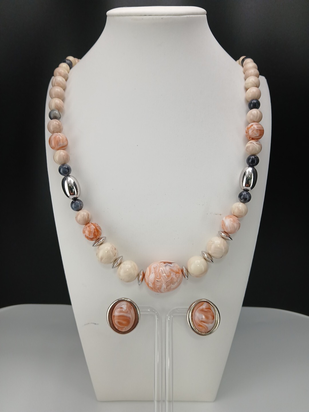 Avon 1988 Desert Sands Lucite Silver Tone Necklace And clip-on Earring Set