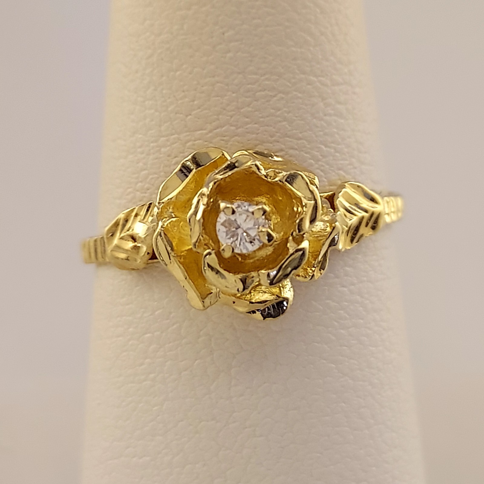 Vintage 14k Diamond Flower Ring. Size 7. Diamond 5 Points. Diamond Cut Detail.