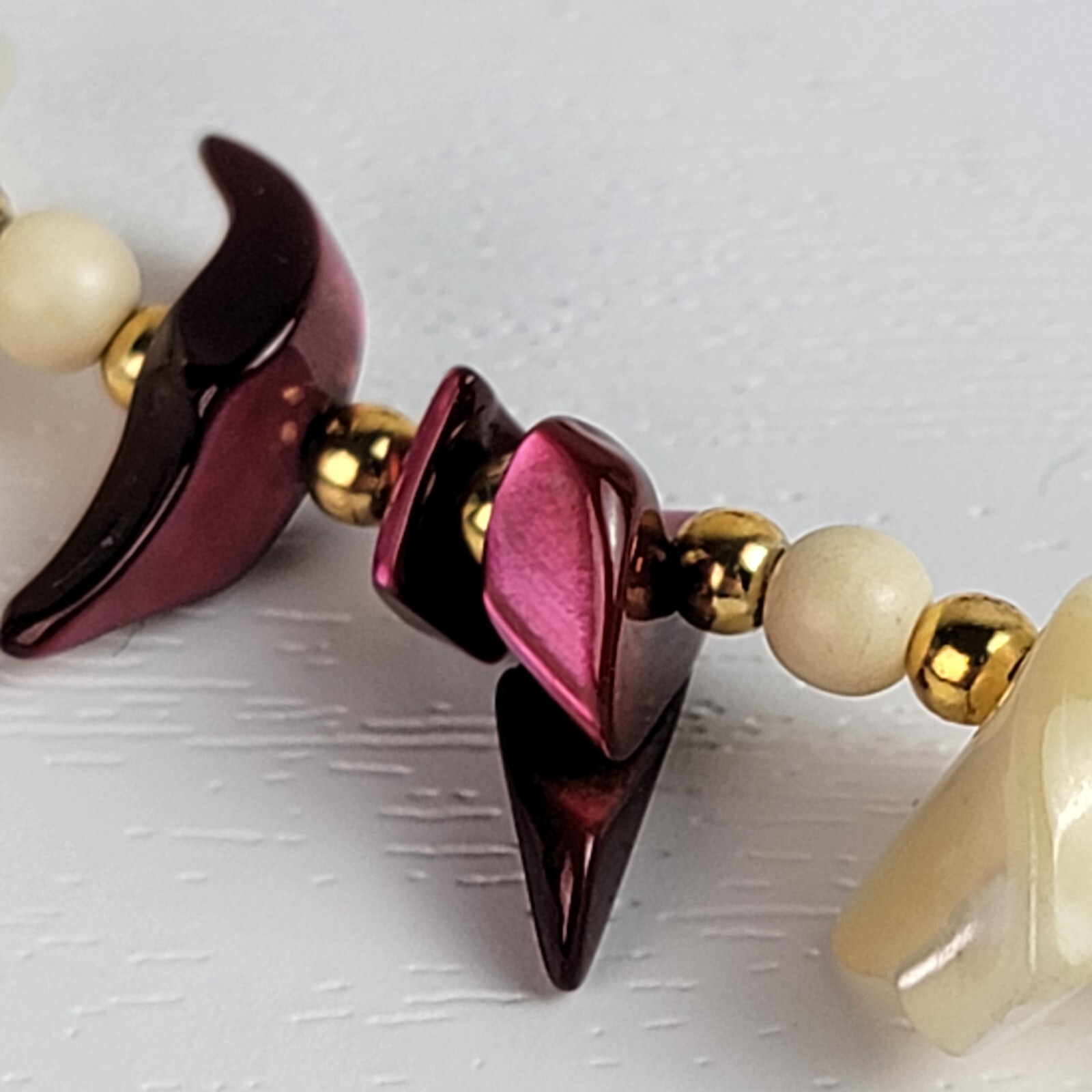 Gold-Tone Red Garnet And Mother Of Pearl Chip Beaded Necklace Cream Red 23.5 In