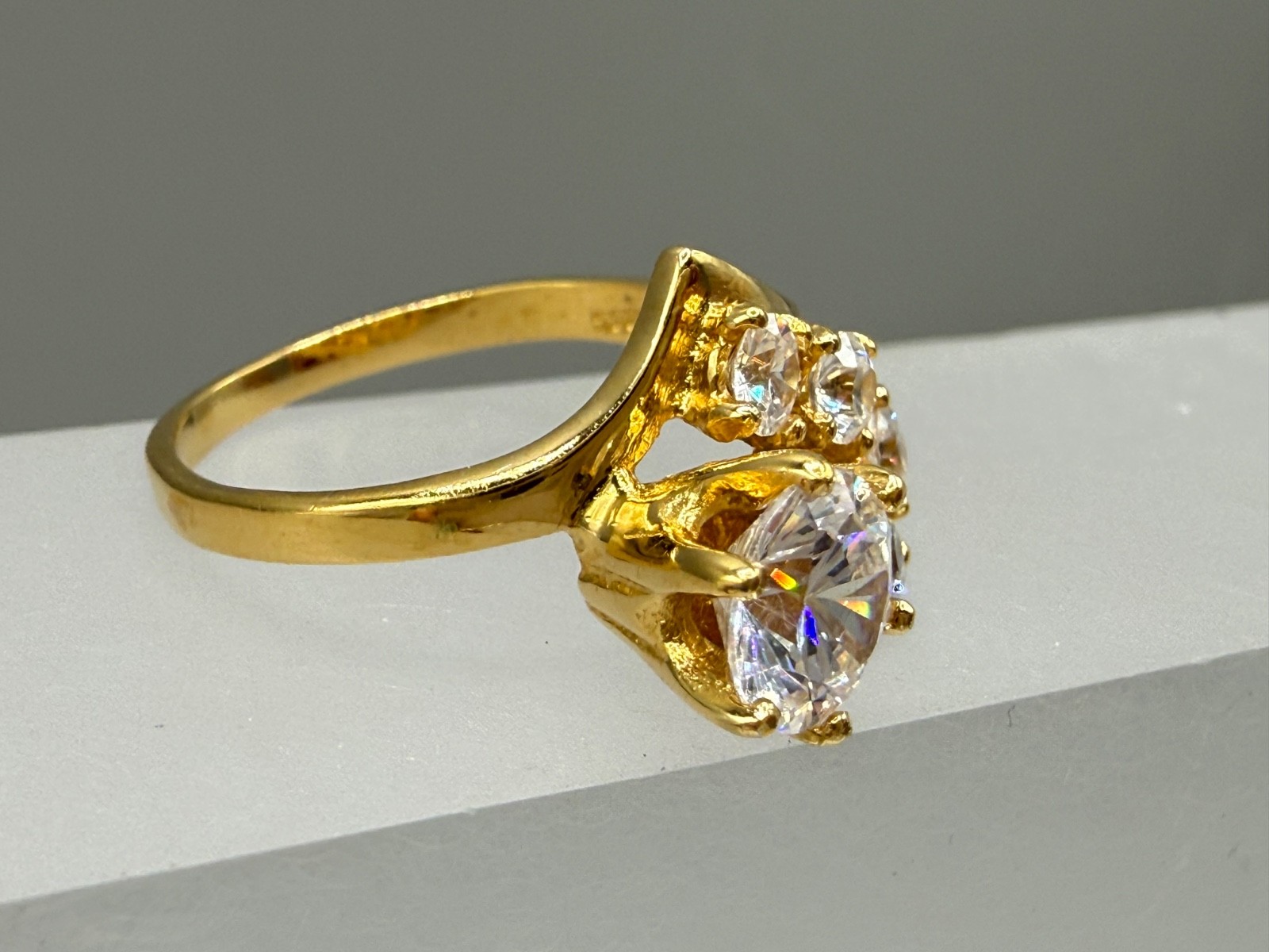 ESTATE VINTAGE 18K GOLD PLATED ROUND CUT CZ OR DIAMANTE CLUSTER RING SZ 7