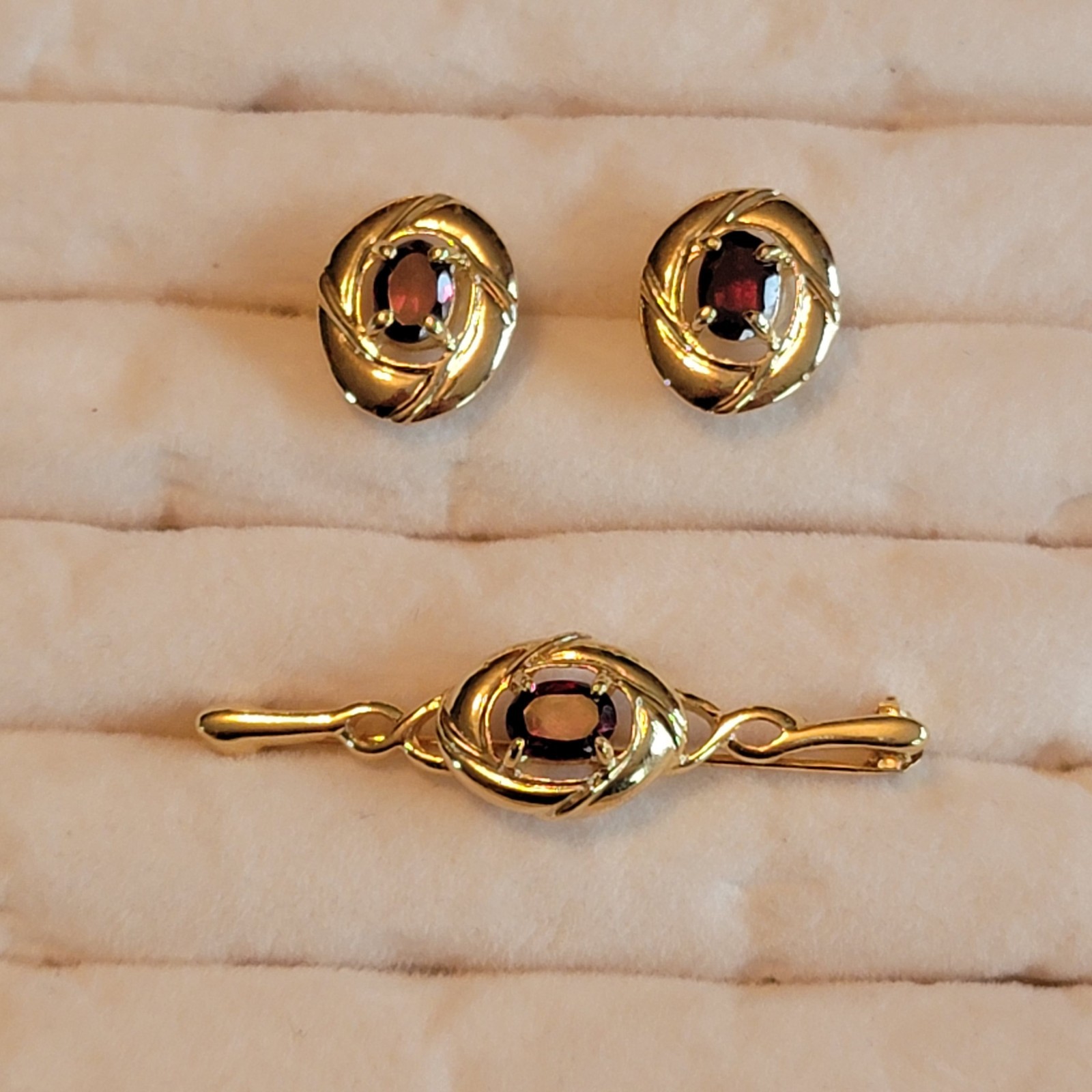 Jewelry Set Jonette Brooch And Pierced Earrings Gold Tone With Deep Red Stone
