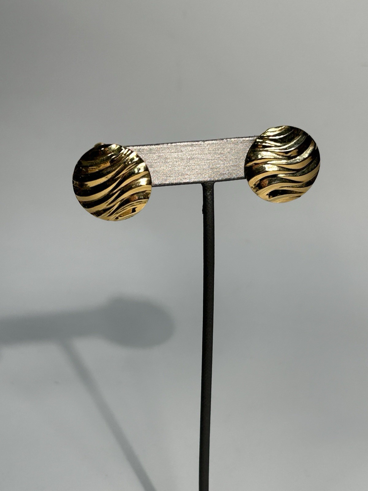Vintage 1980s Modernist Gold Tone Ripple Wave Disc Clip On Earrings