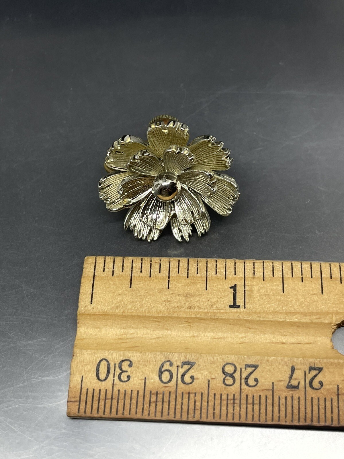 VTG Signed Lisner Very Light Textured Gold Tone Flower Screw Back 1” Earrings