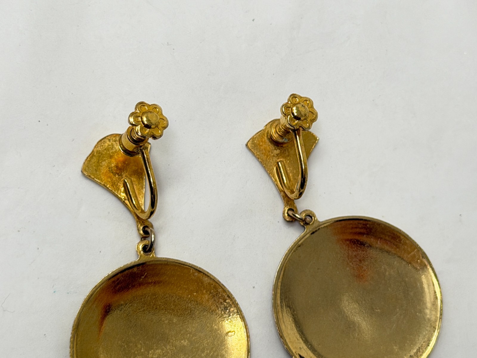 Vintage Damascene Style Goldtone 1.75″ Drop Dangle Screw Back Earrings