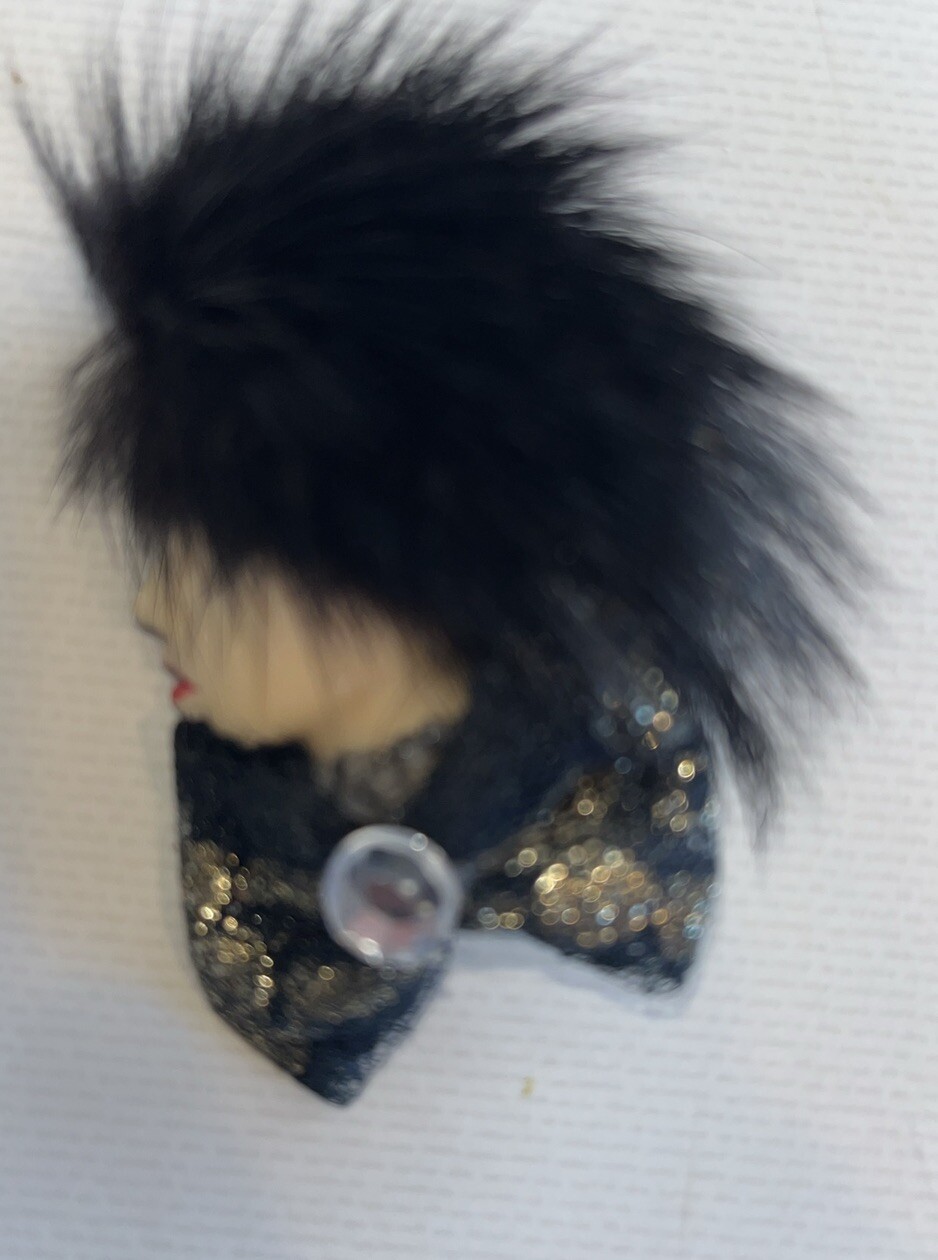 Vintage Fancy Lady Red Lips Woman Wearing Fur Type Hat Brooch Gold Color Pin
