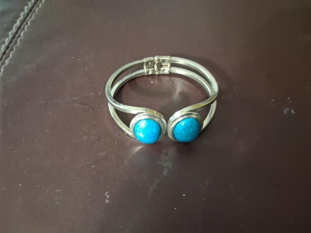 Vintage blue new site c a b o c h o n silver tone hinged cuff bracelet
