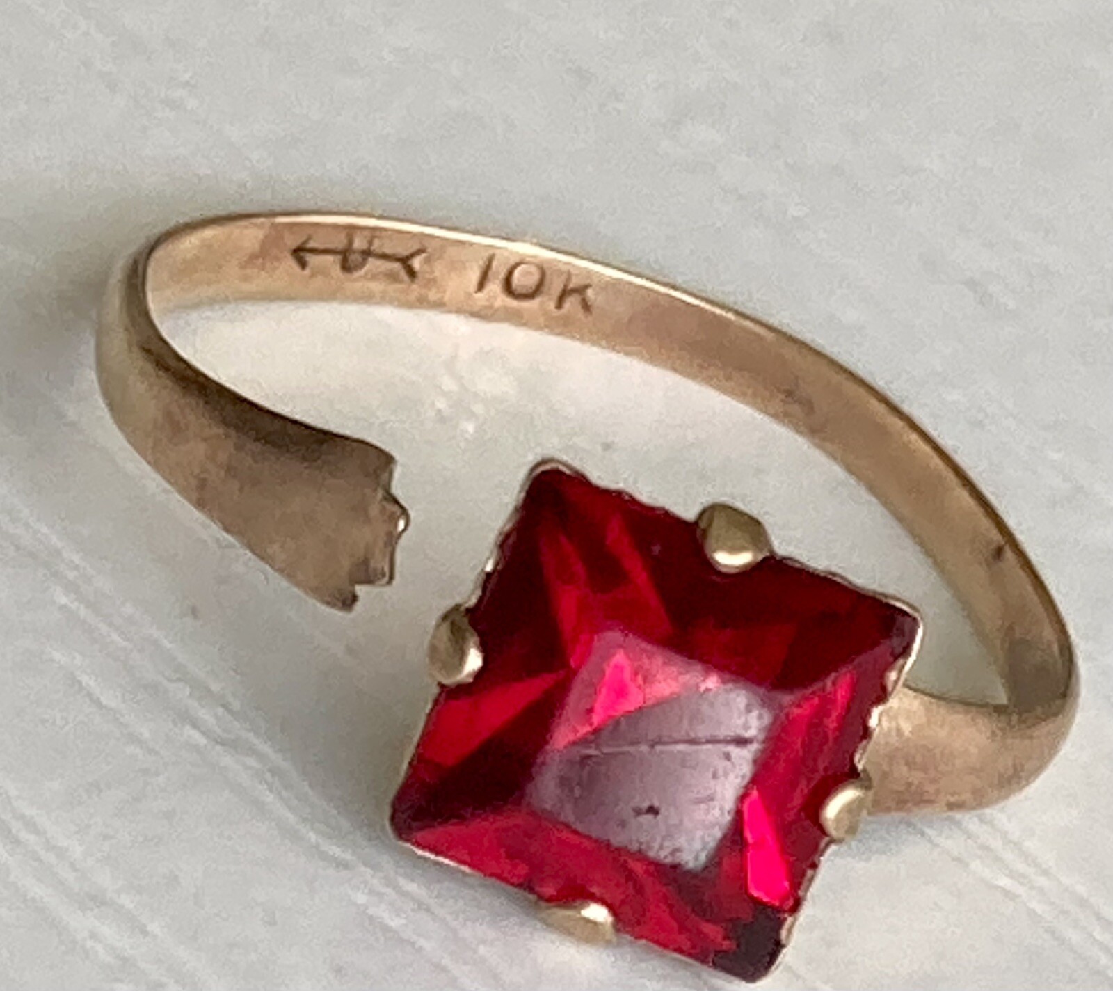 10k Yellow Gold Red Glass Ring Adjustable Band Size 4.75 Uncas Ladies Vintage