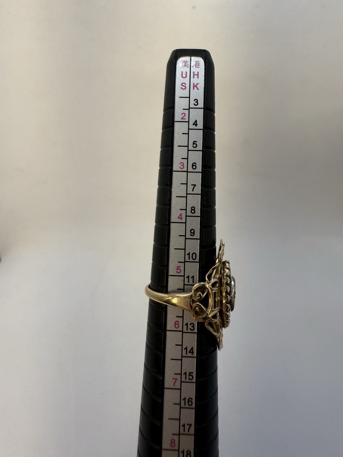 Vintage 10K yellow gold Onyx and Diamond Ring . Weight: 3,7g , size: 5,5.
