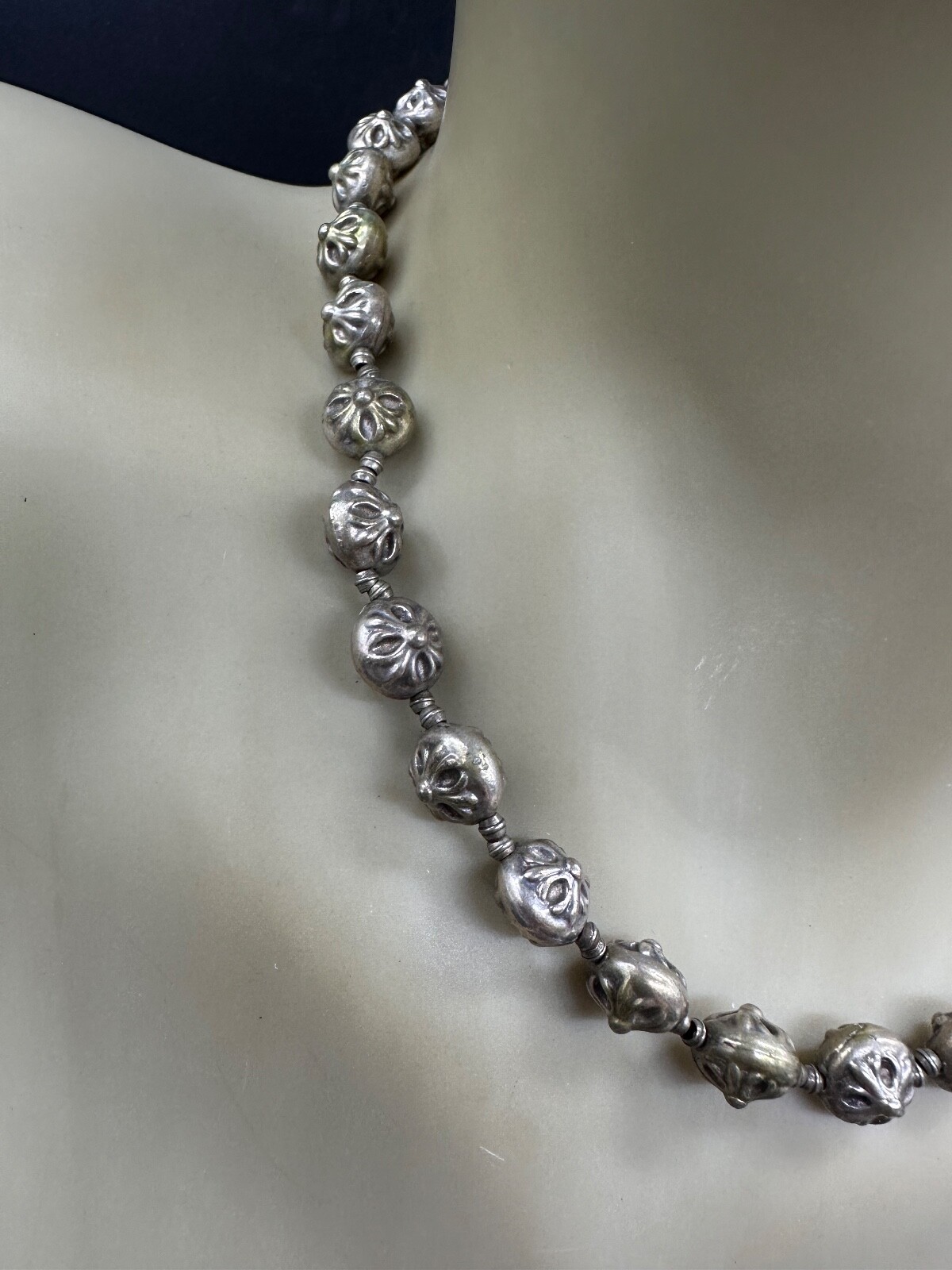 ESTATE SILVER METAL ROSETTE BEAD TRIBAL NECKLACE 16″