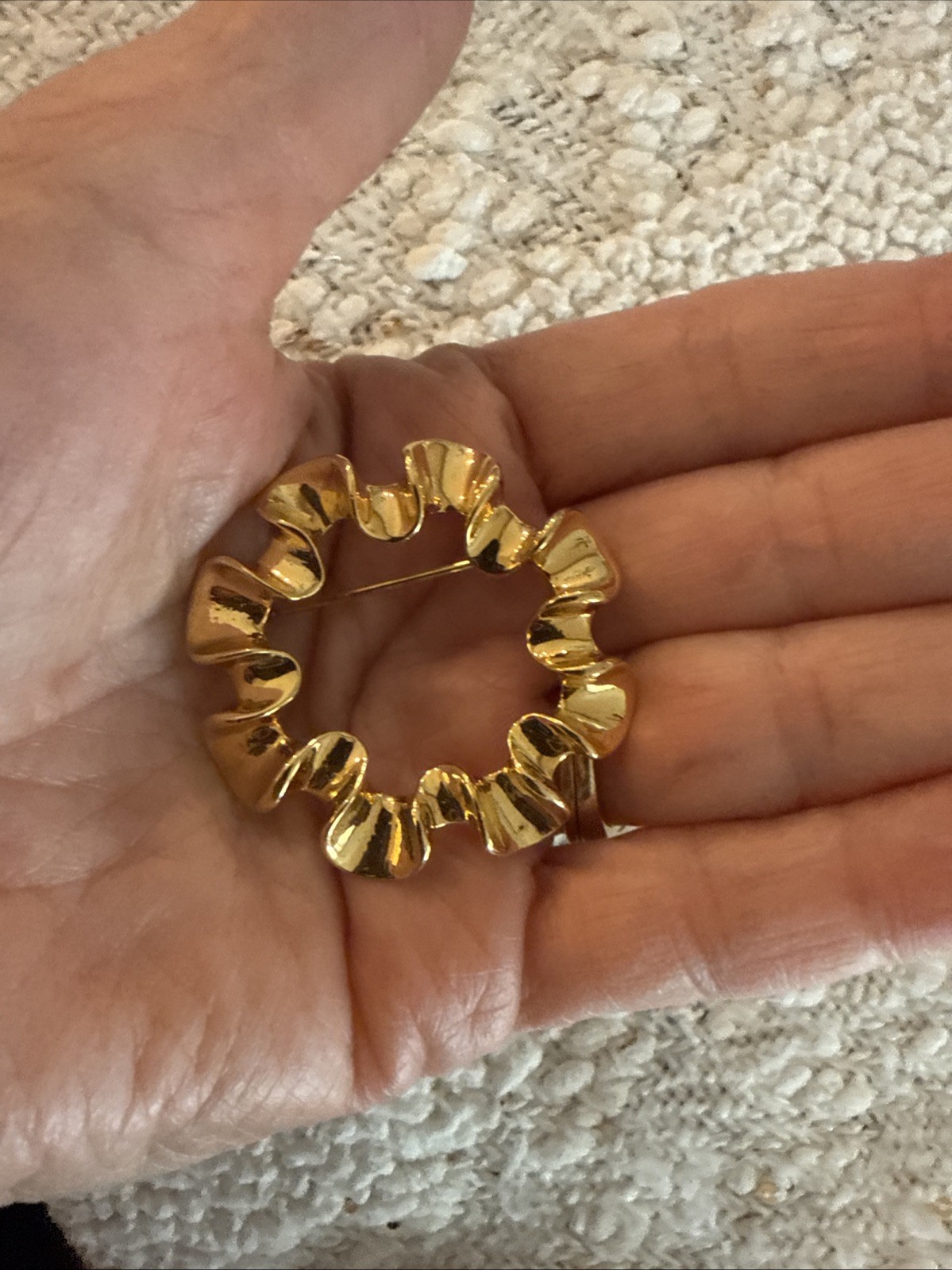 Vintage 1970’s Gold Tone Ruffle Circle Brooch-
