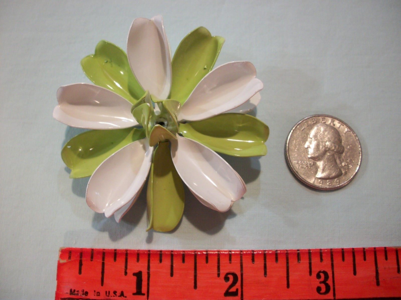ViNTaGE MeTaL ENaMeL CuRLY PaLe LiMe GReeN/WHiTe/ LaRgE 2.25″ FLoWeR PiN (READ)