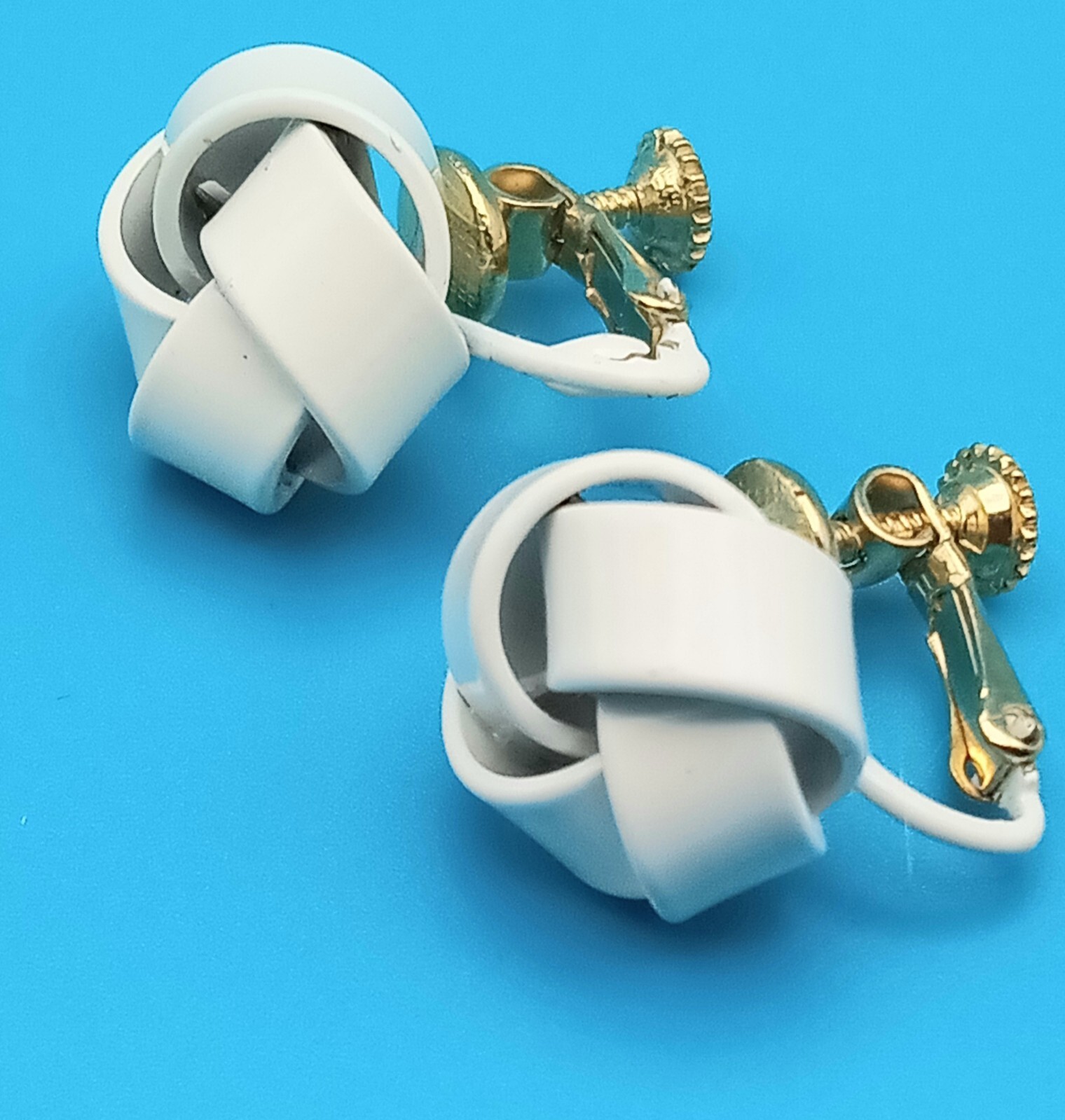 Napier White Enamel “Knot” Earrings With Screw Backs VTG Signed