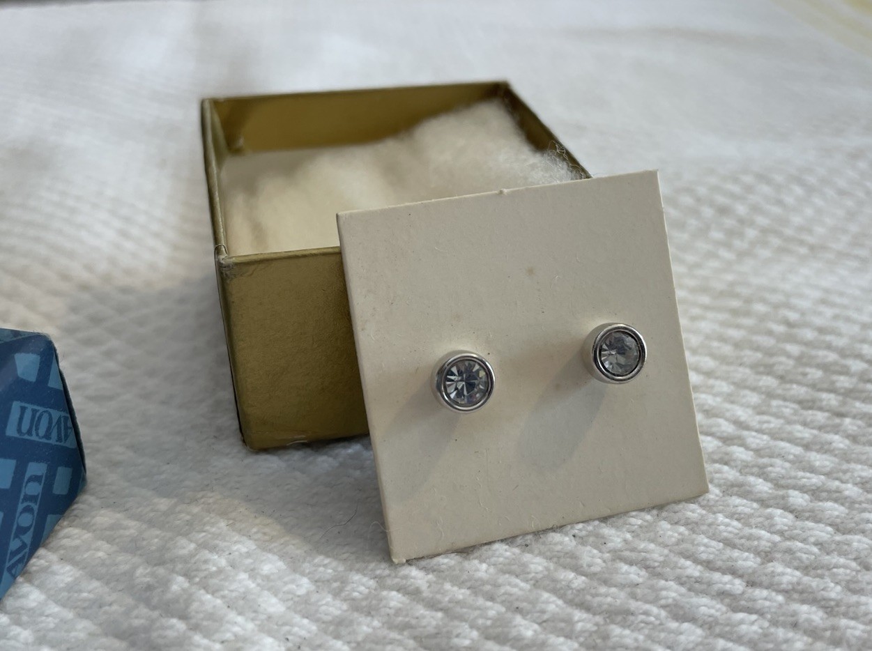 Avon Vintage 1978 Touch of Glitter Pierced Earrings – Silvertone