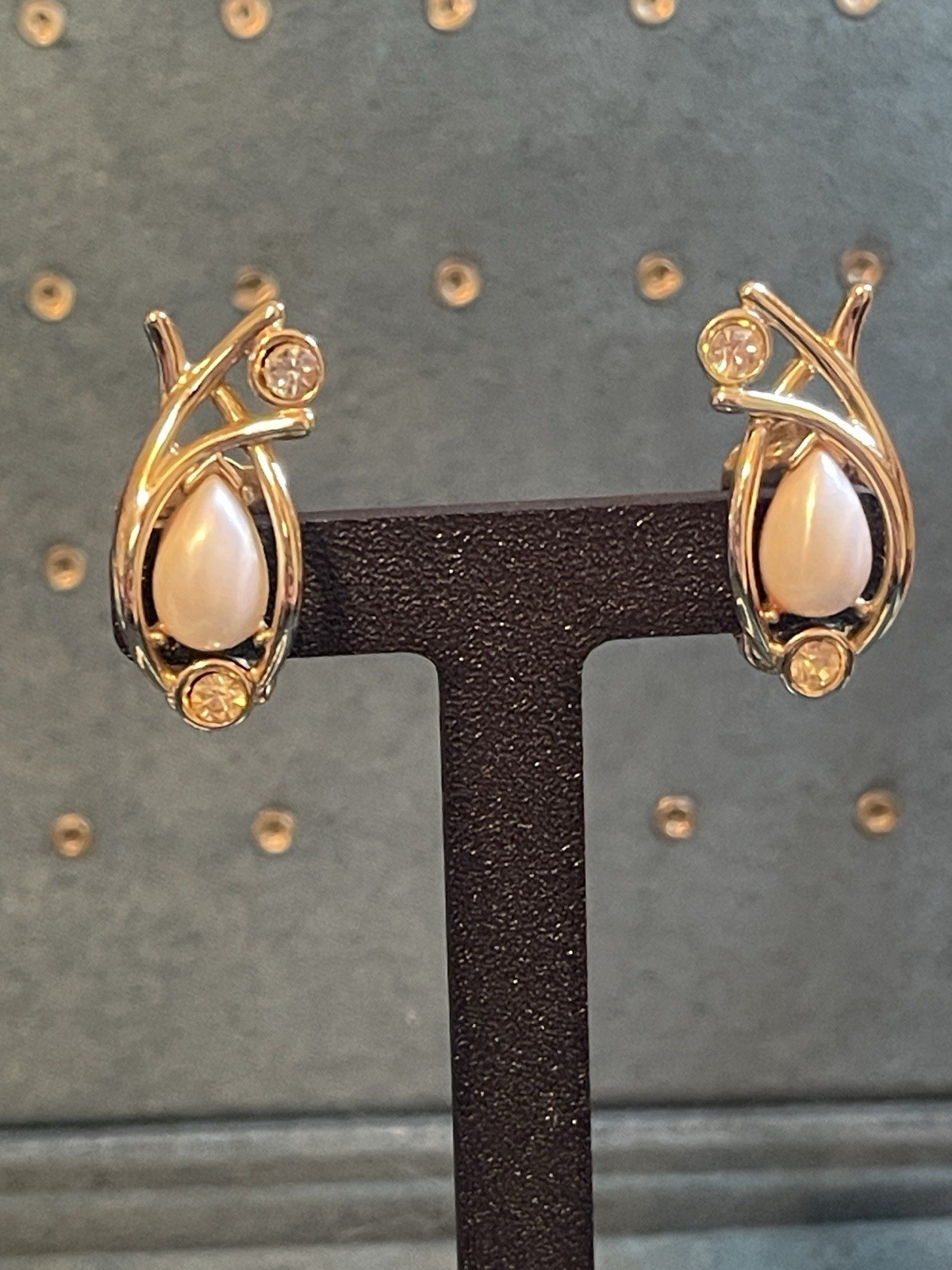 Vintage Gold-Tone Modernist Faux Pearl Rhinestone Necklace & Clip On Earring Set