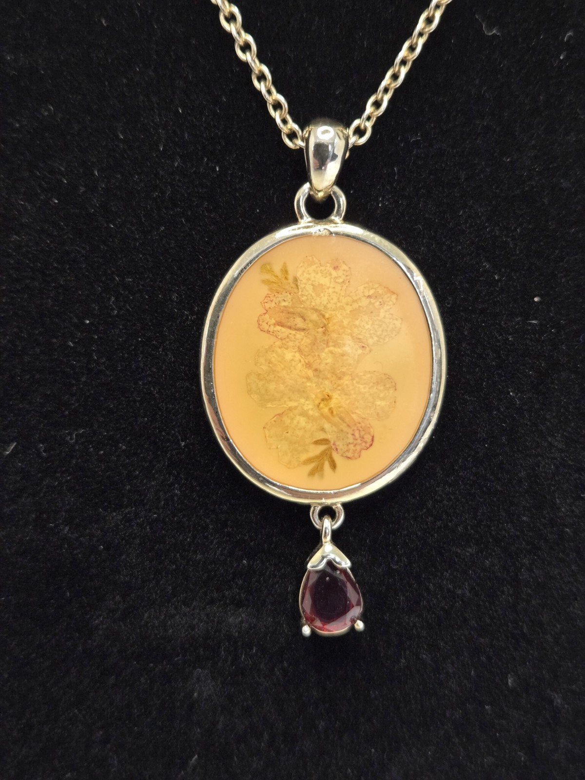 Vintage Butterscotch Amber Pendant Necklace 16″ Gold Tone Reverse Carved Floral