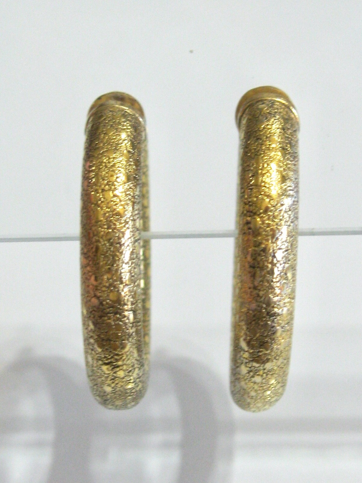 RARE VINTAGE MOD TRIFARI 1960 -1970’s SPRING TENSION CLIP TEXTURED HOOP EARRINGS
