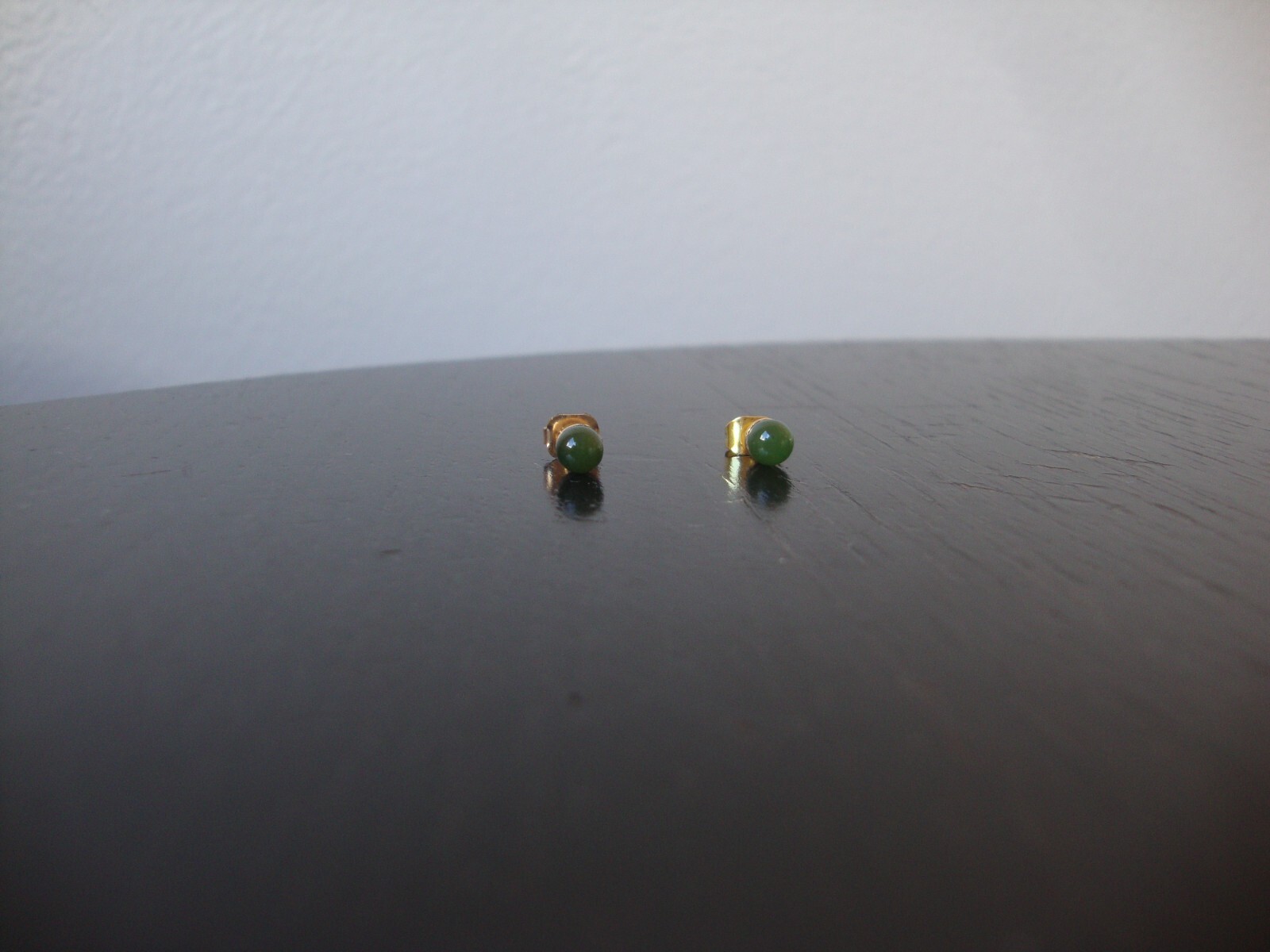 VTG CLASSIC CHINESE 4MM GREEN JADE BEAD/BALL YELLOW GOLD PLATED POST EARRINGS
