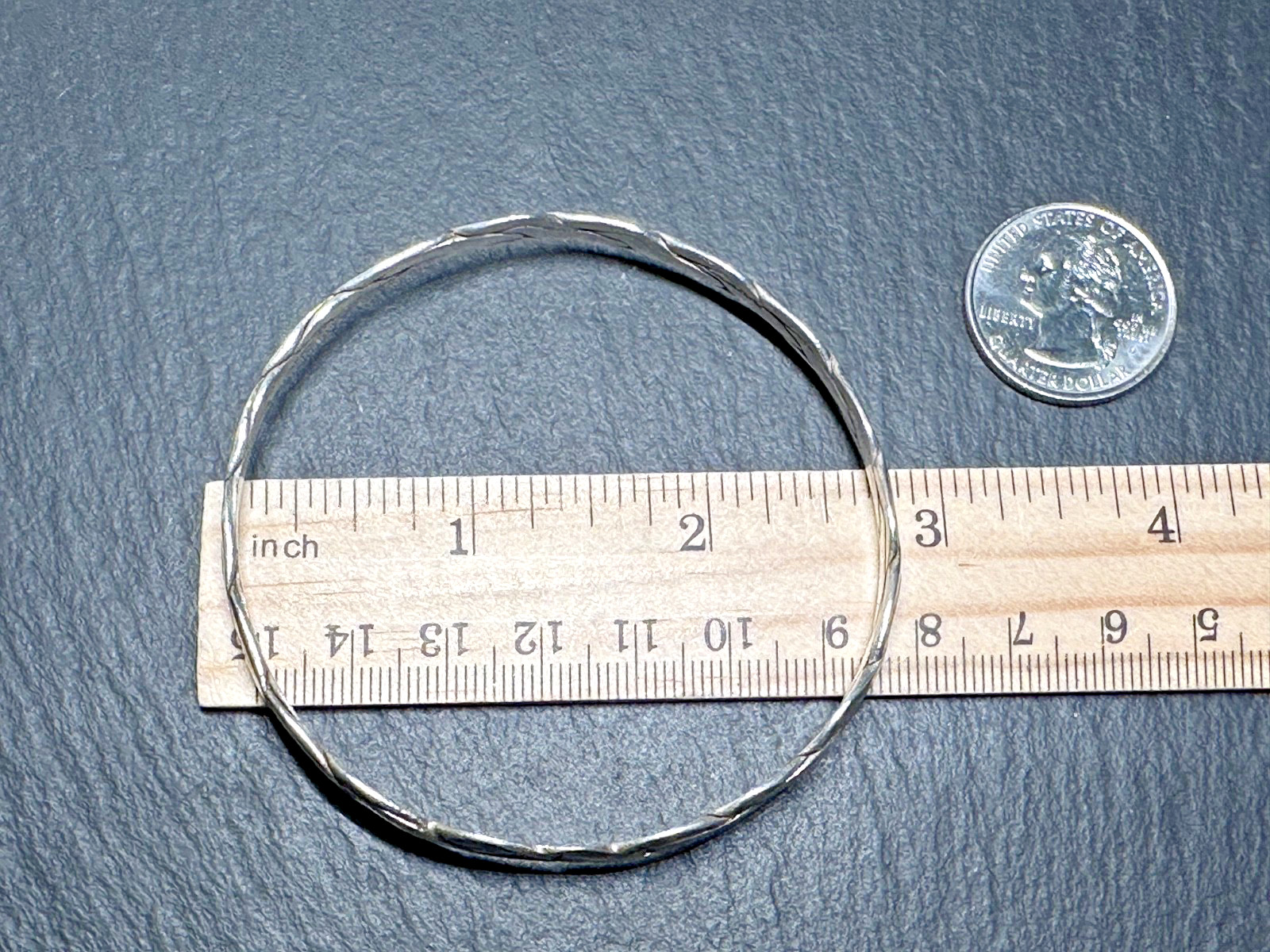 VINTAGE SILVER TONE TWIST BANGLE BRACELET H372