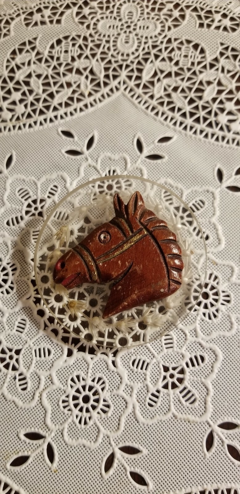 VINTAGE REVERSE CARVED LUCITE AND WOOD HORSE HEAD PIN BROOCH 2 3/8″