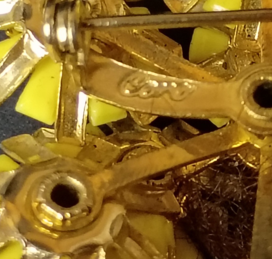 VTG Rhinestone, Metal & Plastic Yellow Daisy Floral Cluster Brooch Signed Coro
