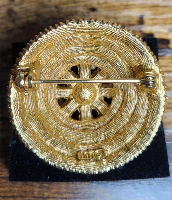 BEAUTIFUL VINTAGE (ART) SIGNED BROOCH AND CLIP-ON EARRINGS SET GOLD TONE