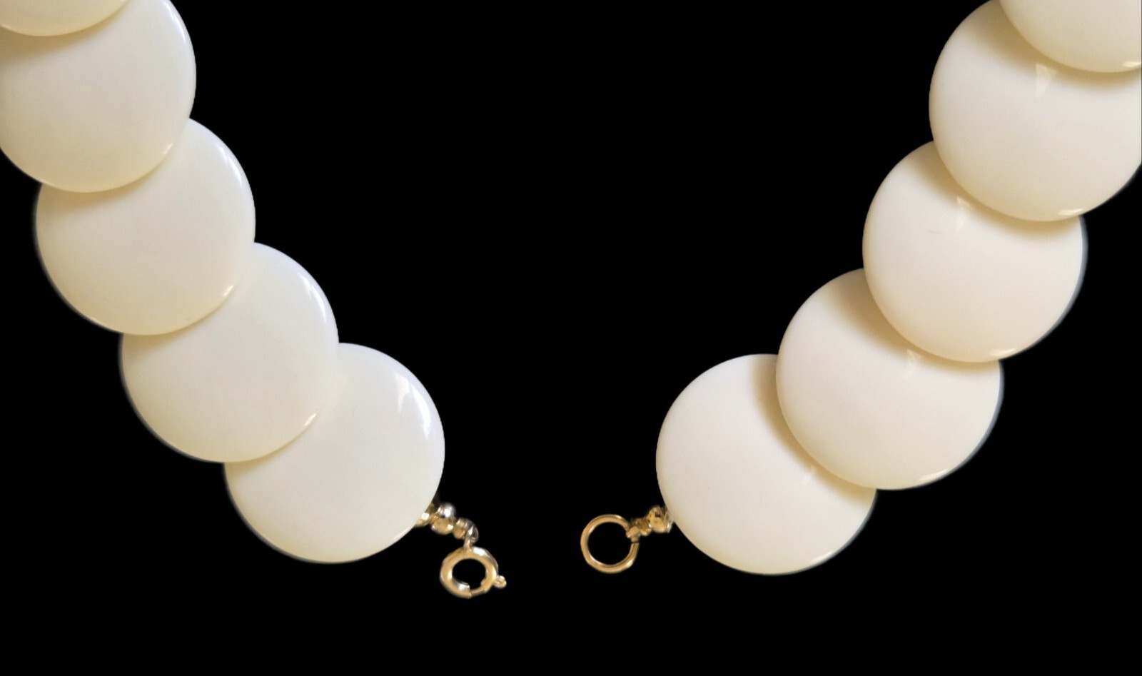 Vintage Lucite Round Flat Graduated Bead Necklace Ivory And Gold Focal Bead 24″
