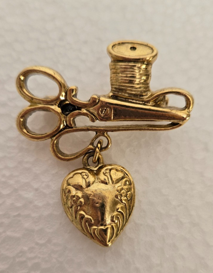 SEWING PIN WITH SCISSORS & THREAD ~ GOLD TONE ~ 1 1/2 INCH