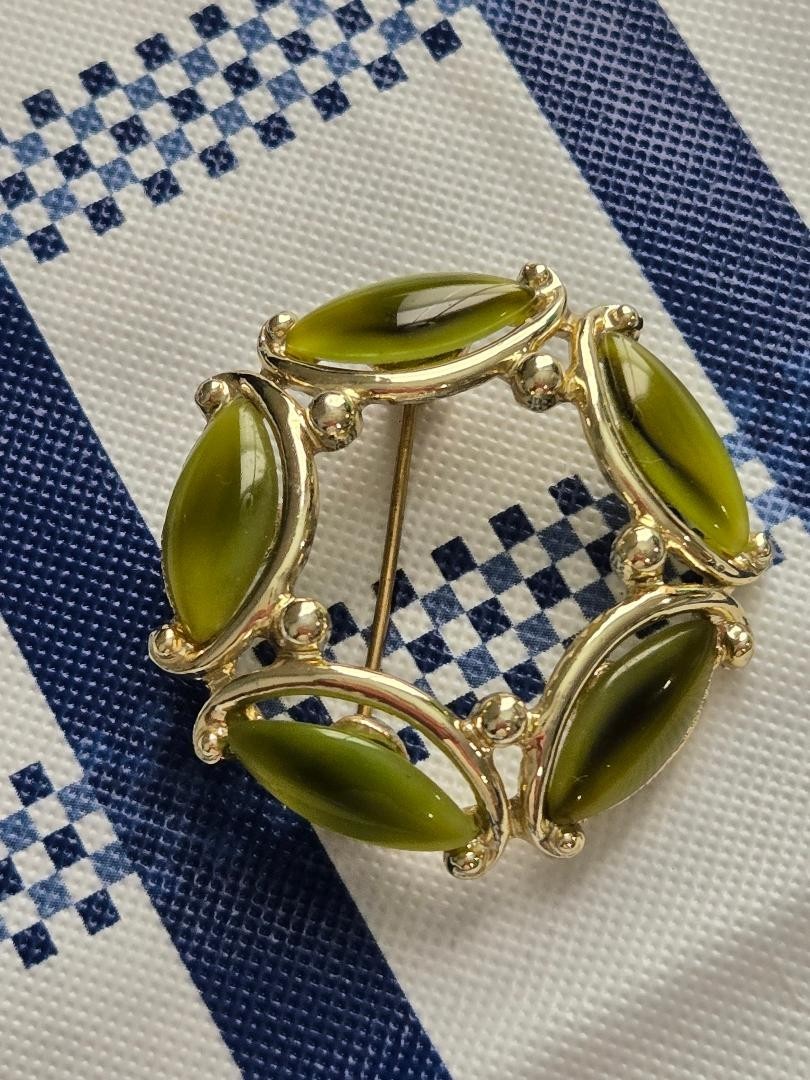 Vintage 1950’s Retro Emmons Gold Tone Green Cabochon Circle Wreath Brooch /Pin