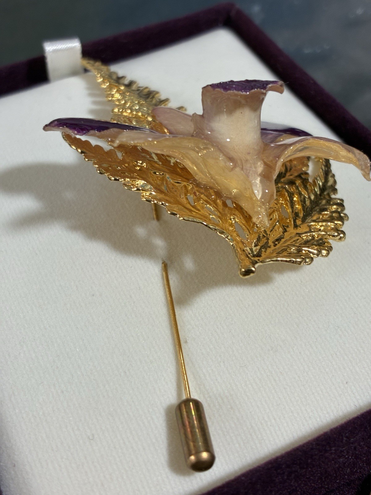 Singapore Gold Trimmed Dendrobium Orchid Pin – Gold with Purple Vtg