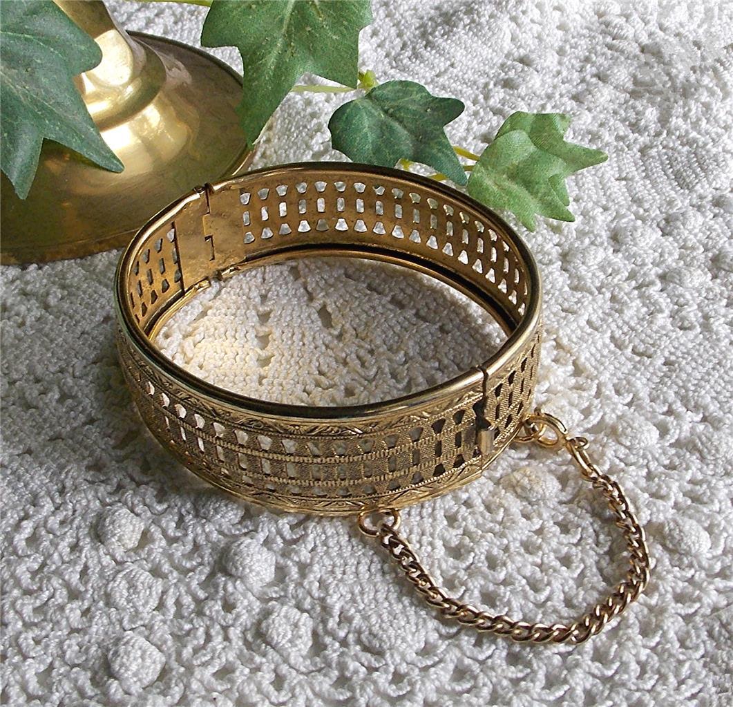 LOVELY VINTAGE 1950’s WIDE GOLD TONE METAL OPEN CUT WORK DESIGN HINGED BRACELET